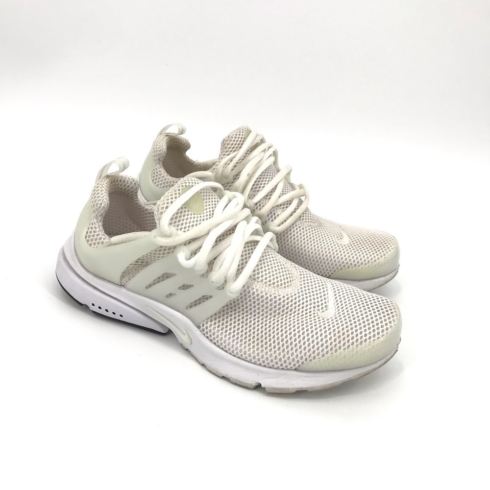 Nike Air Presto Men's White Dynamic Running Shoes.